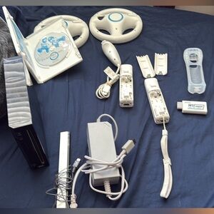 Nintendo Wii Set with White and Complete Accessories